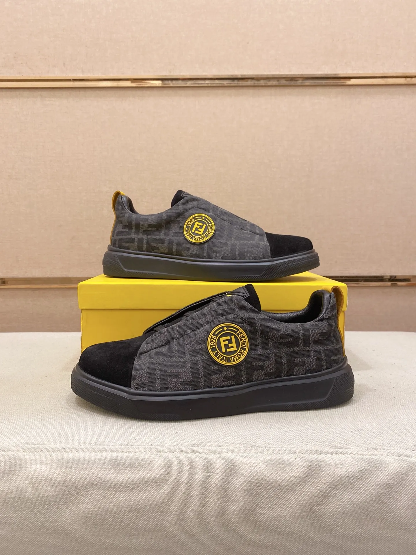 Factory price 400💰 (fendi) New style 👊🏻 upper 🇮🇹 imported cowhide fabric 🇩🇪 lining imported sheepskin lining. The original outsole is molded to highlight the identity of every man, and the upper foot is elegant and stable🚶🏻🚶🏻The high-end custom counters reproduce the original version📯No matter the wind or rain, the shoe last remains unchanged and can withstand the verification of time🔍️,🔵 Size: 38-44